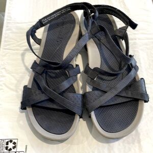 Baretraps Strappy Outdoor Sandals size 7.5